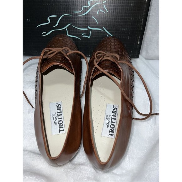 Trotters Brown Woven Leather Oxfords - Picture 4 of 10